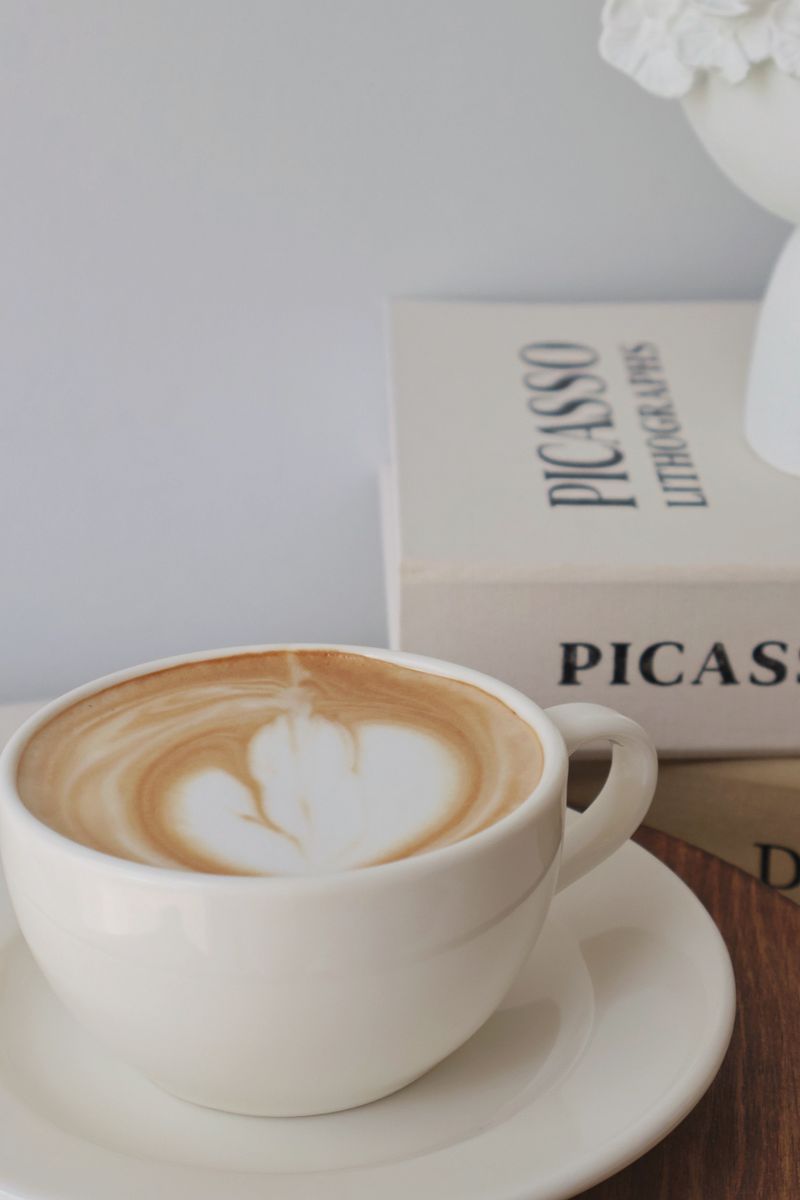 アートの本とコーヒーのある静物